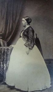 Foto rara de uma mulher grávida de 1860.