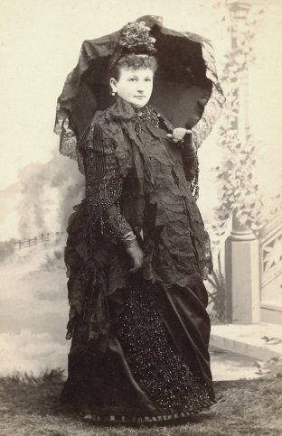 Foto rara de uma mulher grávida de meados de 1880 posando sozinha para uma foto.