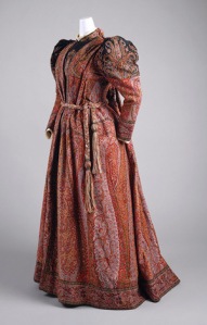 Conhecido como "vestido de chá", usado de manhã, também era comum para gravidas.