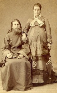 Um padre de Moldova e sua esposa grávida, 1870.