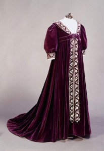 Outro modelo de "vestido de chá" de 1895-1900. Embora fosse preferido por grávidas, não eram necessariamente usados só por elas.