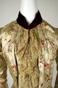 Jabot de um vestido de 1880, com uma tira de cetim ao redor do pescoço.